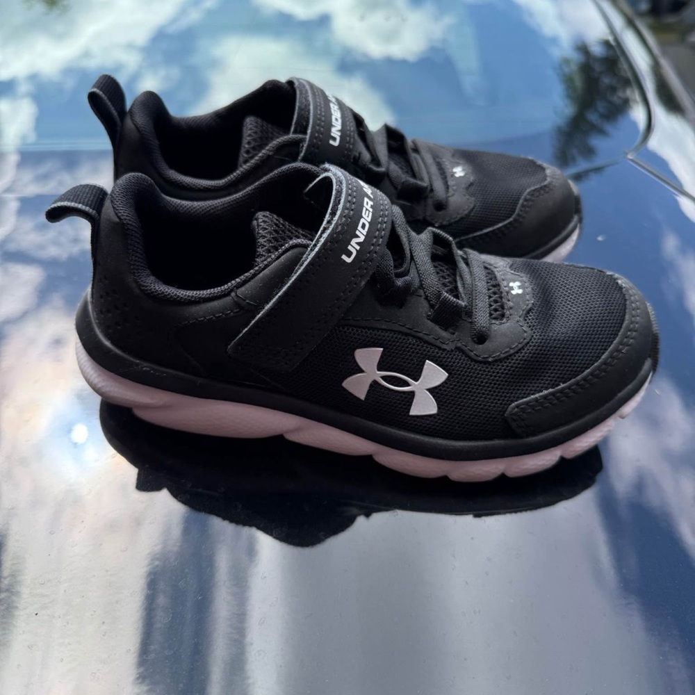 Under Armour Kids Sneakers – Size 13 kids Like New